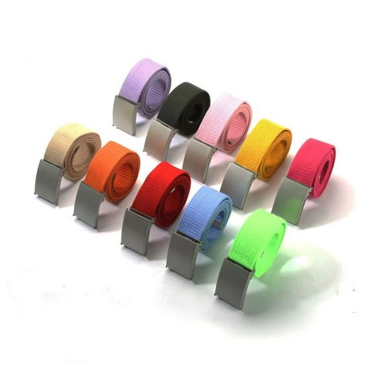 Pleciony pasek z tkaniny męskiej z metalową klamrą